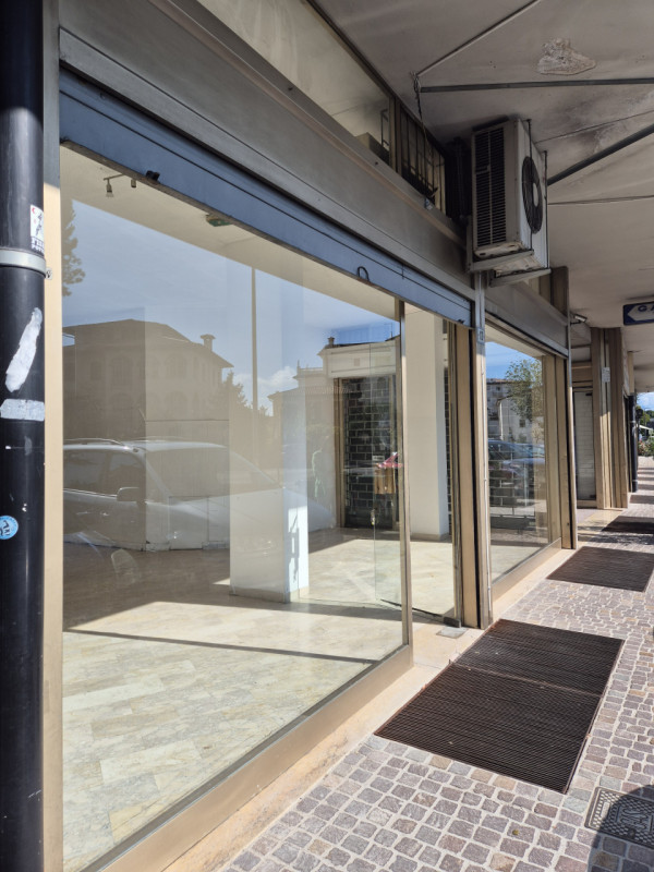 Proponiamo in vendita un luminoso negozio di circa 90 mq, situato in una via di forte passaggio, ...