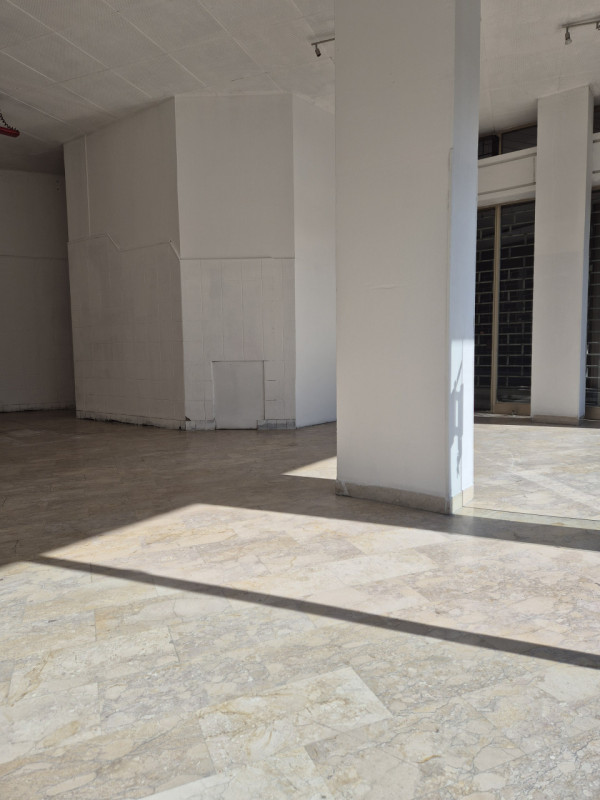 Proponiamo in vendita un luminoso negozio di circa 90 mq, situato in una via di forte passaggio, ...