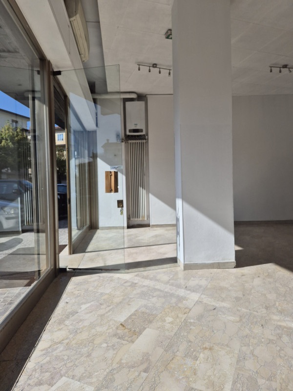 Proponiamo in vendita un luminoso negozio di circa 90 mq, situato in una via di forte passaggio, ...