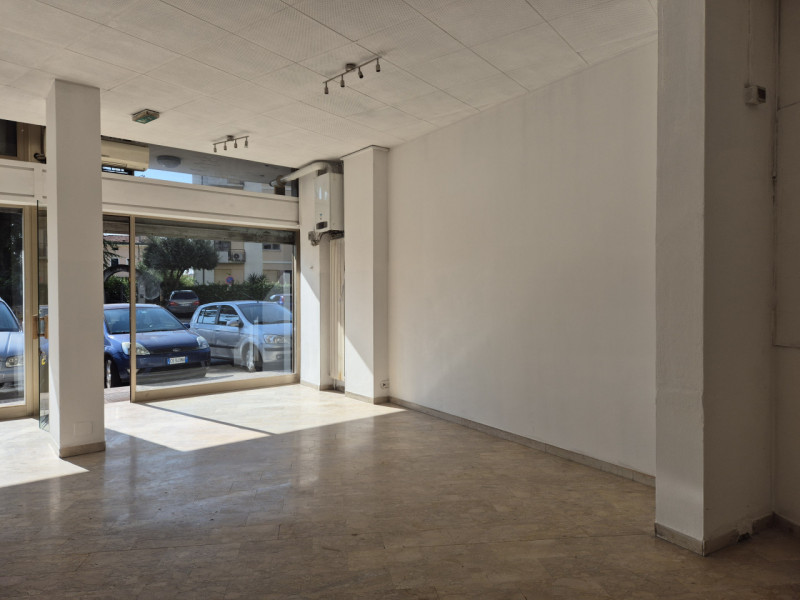 Proponiamo in vendita un luminoso negozio di circa 90 mq, situato in una via di forte passaggio, ...