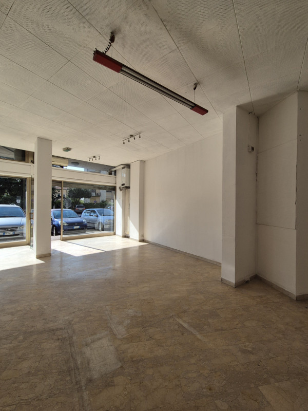 Proponiamo in vendita un luminoso negozio di circa 90 mq, situato in una via di forte passaggio, ...