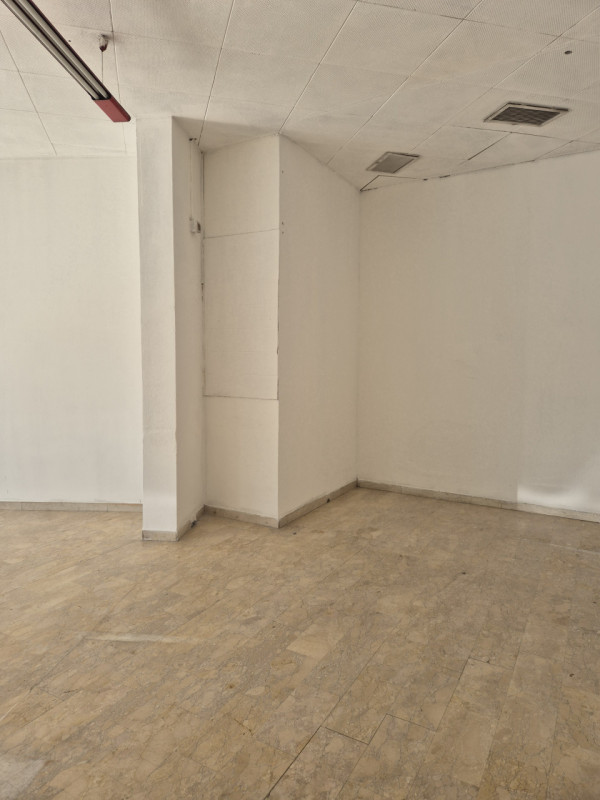 Proponiamo in vendita un luminoso negozio di circa 90 mq, situato in una via di forte passaggio, ...