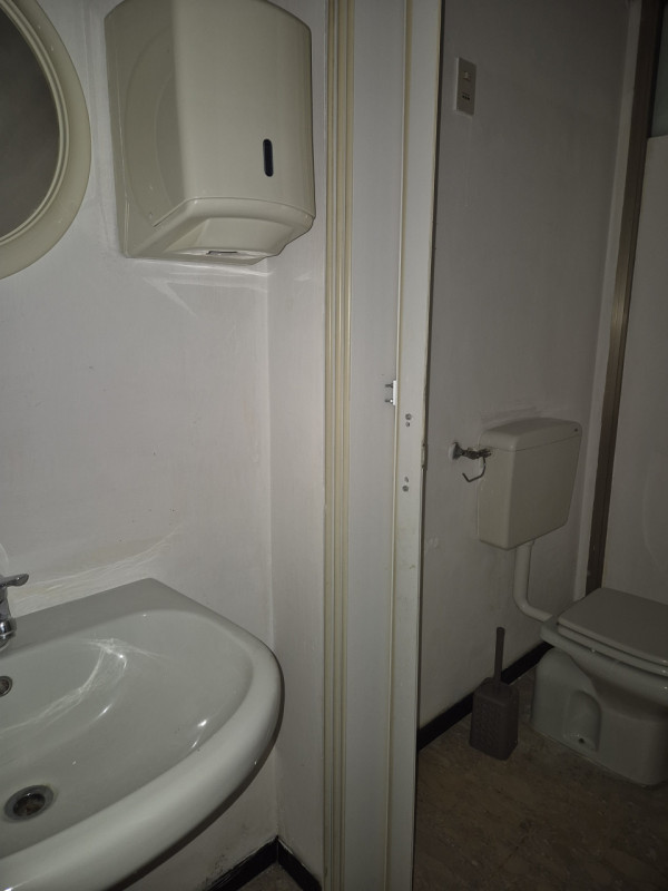 Proponiamo in vendita un luminoso negozio di circa 90 mq, situato in una via di forte passaggio, ...