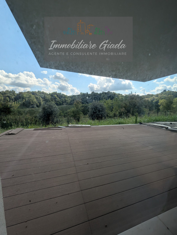 Vi proponiamo questa straordinaria villa moderna disponibile per la vendita, situata tra le colli...