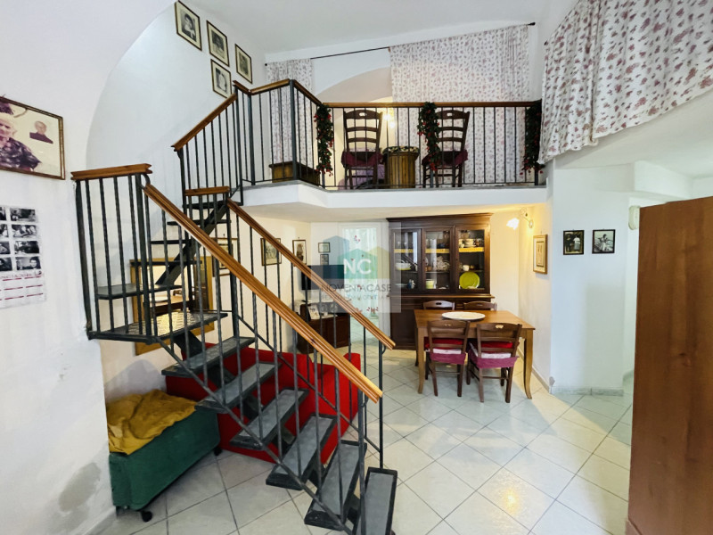 Nel cuore del borgo di Cierco, a Forio, presentiamo un incantevole appartamento bilocale in vendi...