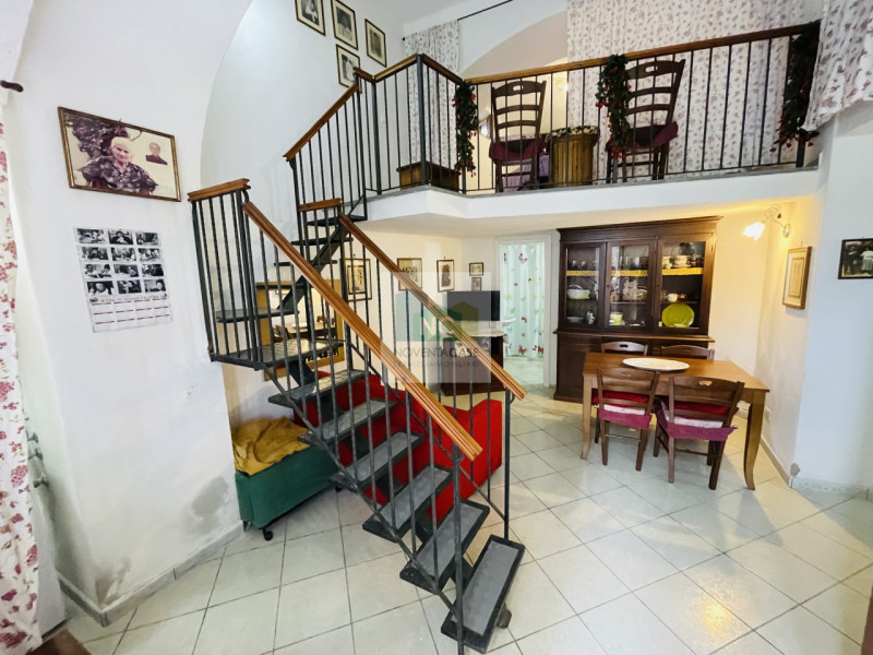 Nel cuore del borgo di Cierco, a Forio, presentiamo un incantevole appartamento bilocale in vendi...