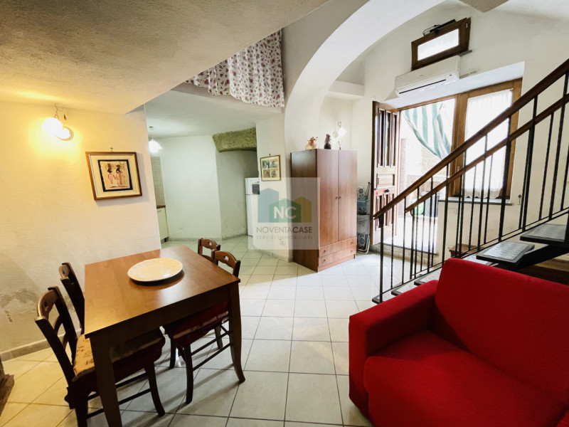 Nel cuore del borgo di Cierco, a Forio, presentiamo un incantevole appartamento bilocale in vendi...