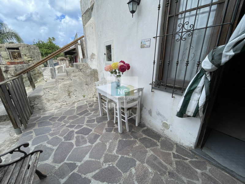 Nel cuore del borgo di Cierco, a Forio, presentiamo un incantevole appartamento bilocale in vendi...