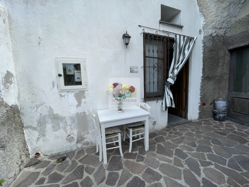 Nel cuore del borgo di Cierco, a Forio, presentiamo un incantevole appartamento bilocale in vendi...