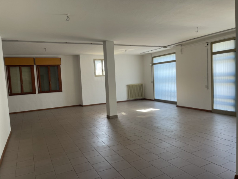 Offriamo in affitto un ampio magazzino situato nel cuore di Caselle, una delle zone più richieste...