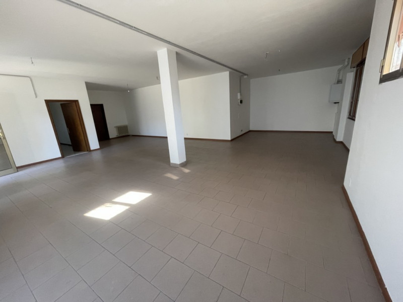 Offriamo in affitto un ampio magazzino situato nel cuore di Caselle, una delle zone più richieste...