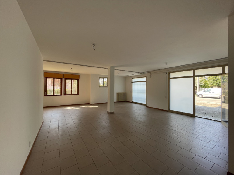 Offriamo in affitto un ampio magazzino situato nel cuore di Caselle, una delle zone più richieste...