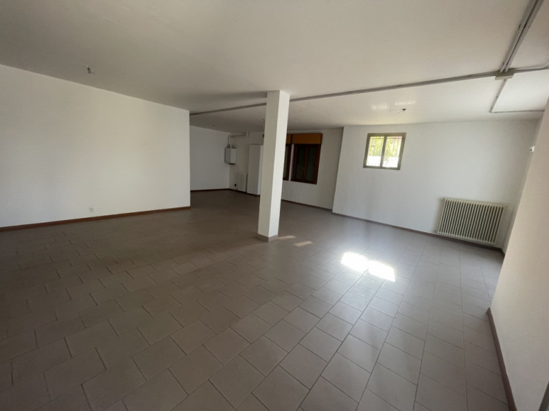 Offriamo in affitto un ampio magazzino situato nel cuore di Caselle, una delle zone più richieste...