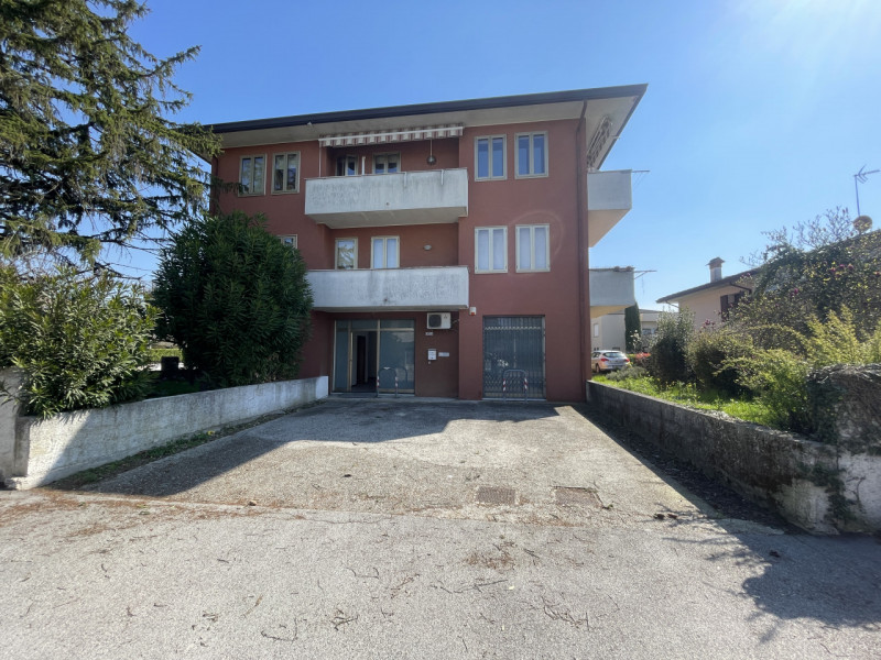 Offriamo in affitto un ampio magazzino situato nel cuore di Caselle, una delle zone più richieste...