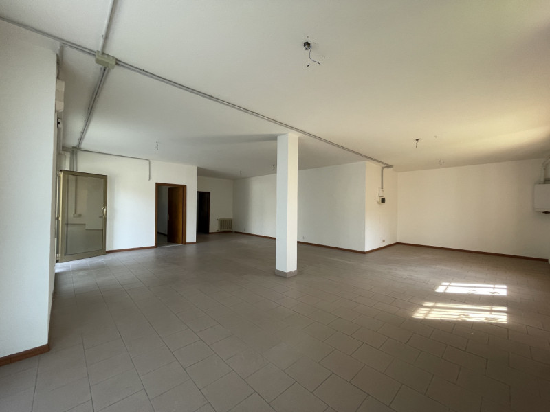 Offriamo in affitto un ampio magazzino situato nel cuore di Caselle, una delle zone più richieste...