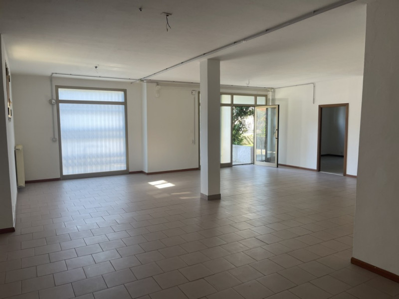 Offriamo in affitto un ampio magazzino situato nel cuore di Caselle, una delle zone più richieste...