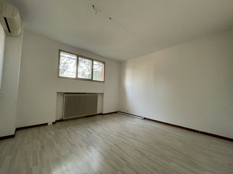 Offriamo in affitto un ampio magazzino situato nel cuore di Caselle, una delle zone più richieste...