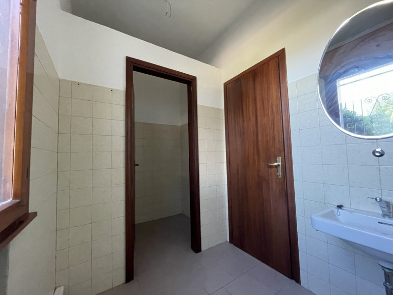 Offriamo in affitto un ampio magazzino situato nel cuore di Caselle, una delle zone più richieste...