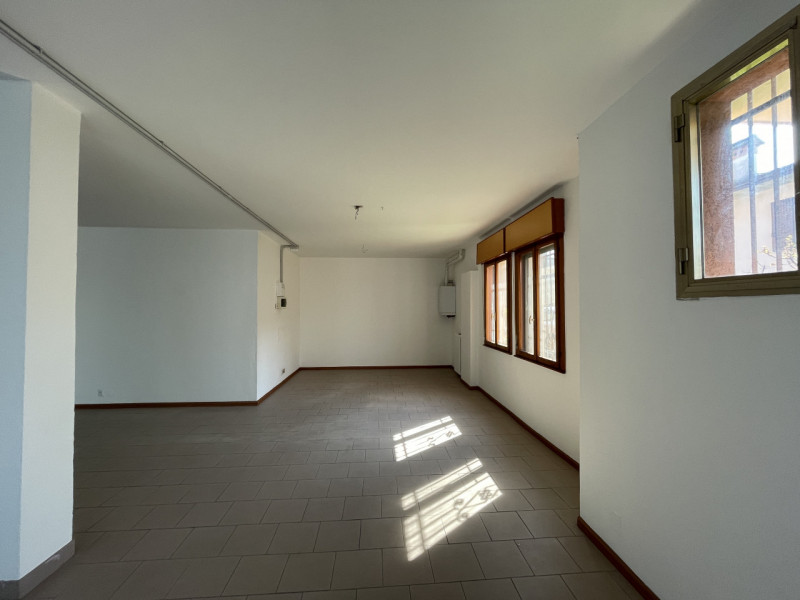 Offriamo in affitto un ampio magazzino situato nel cuore di Caselle, una delle zone più richieste...