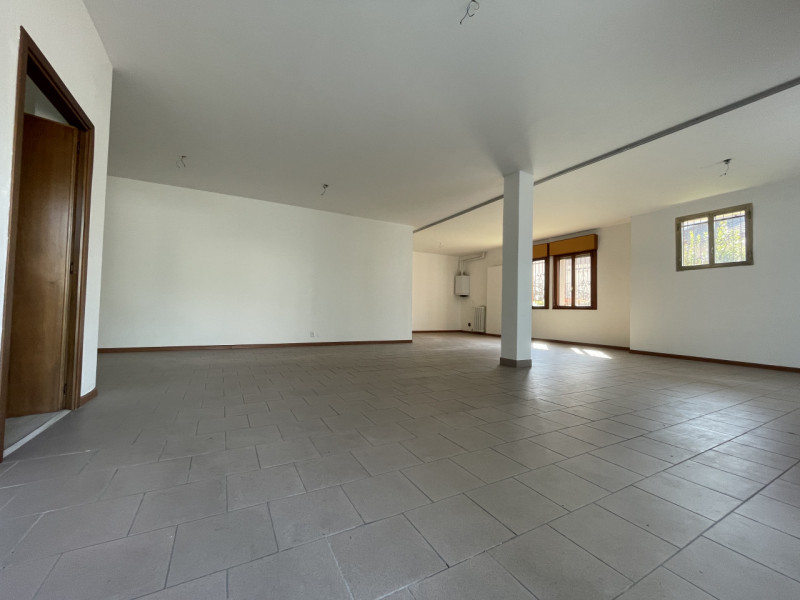 Offriamo in affitto un ampio magazzino situato nel cuore di Caselle, una delle zone più richieste...