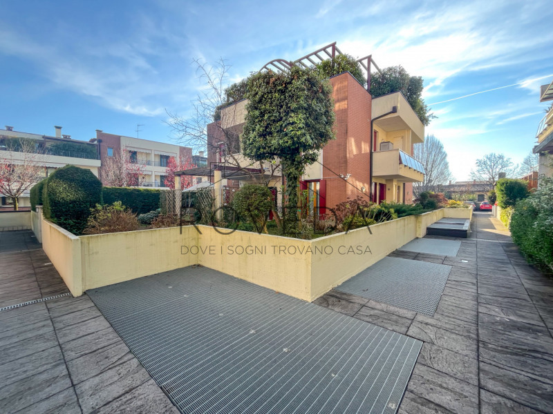 DOSSON DI CASIER 

RIFERIMENTO: CR11

L'agenzia Roveda immobiliare ha il piacere di proporvi in v...