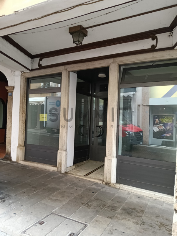 SCHIO - CENTRO STORICO:  Ampio e particolare NEGOZIO sviluppato in lunghezza. Cl. En. G  EURO 1.4...