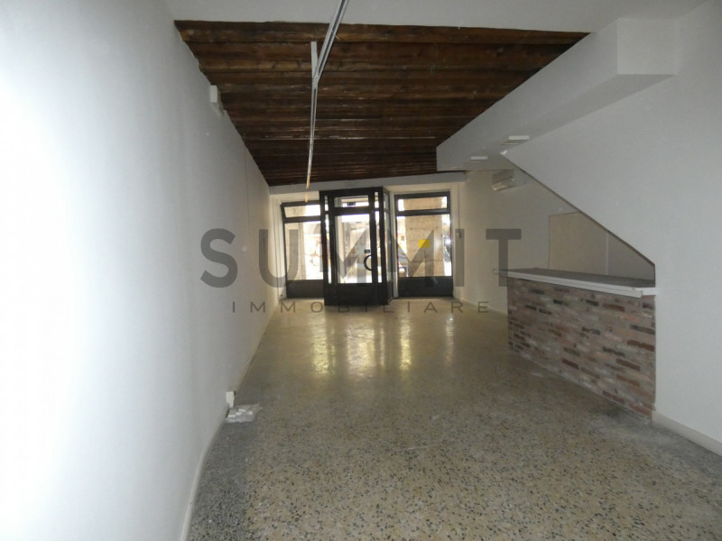 SCHIO - CENTRO STORICO:  Ampio e particolare NEGOZIO sviluppato in lunghezza. Cl. En. G  EURO 1.4...