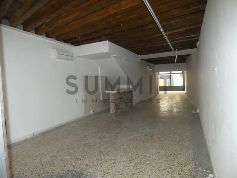 SCHIO - CENTRO STORICO:  Ampio e particolare NEGOZIO sviluppato in lunghezza. Cl. En. G  EURO 1.4...