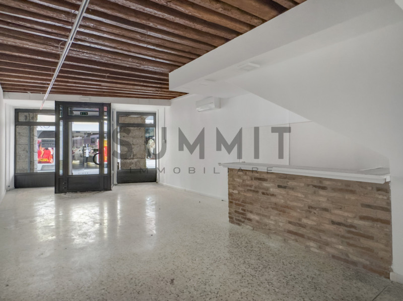 SCHIO - CENTRO STORICO:  Ampio e particolare NEGOZIO sviluppato in lunghezza. Cl. En. G  EURO 1.4...