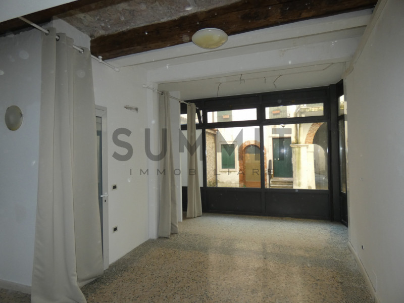 SCHIO - CENTRO STORICO:  Ampio e particolare NEGOZIO sviluppato in lunghezza. Cl. En. G  EURO 1.4...