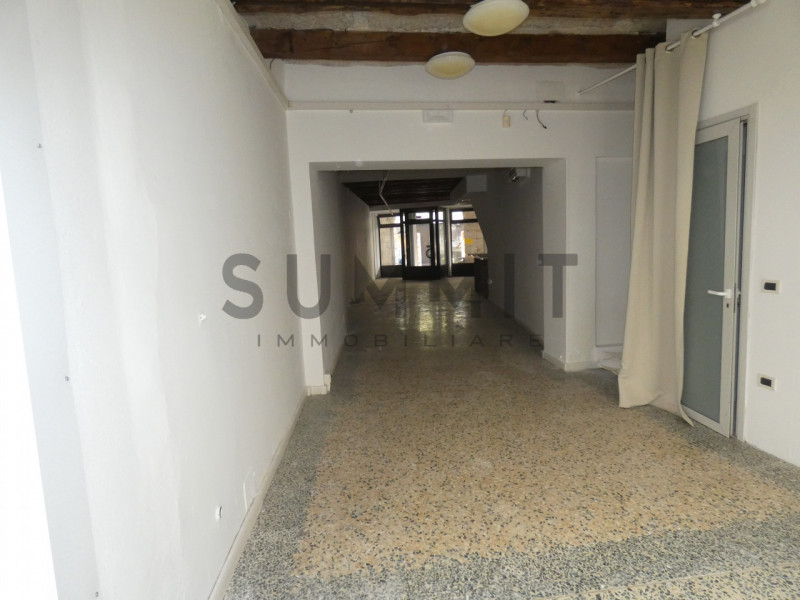 SCHIO - CENTRO STORICO:  Ampio e particolare NEGOZIO sviluppato in lunghezza. Cl. En. G  EURO 1.4...