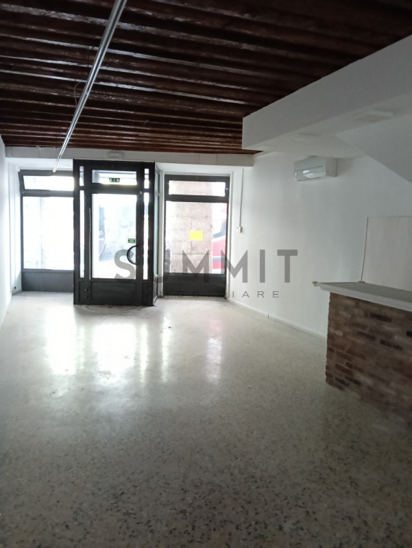 SCHIO - CENTRO STORICO:  Ampio e particolare NEGOZIO sviluppato in lunghezza. Cl. En. G  EURO 1.4...