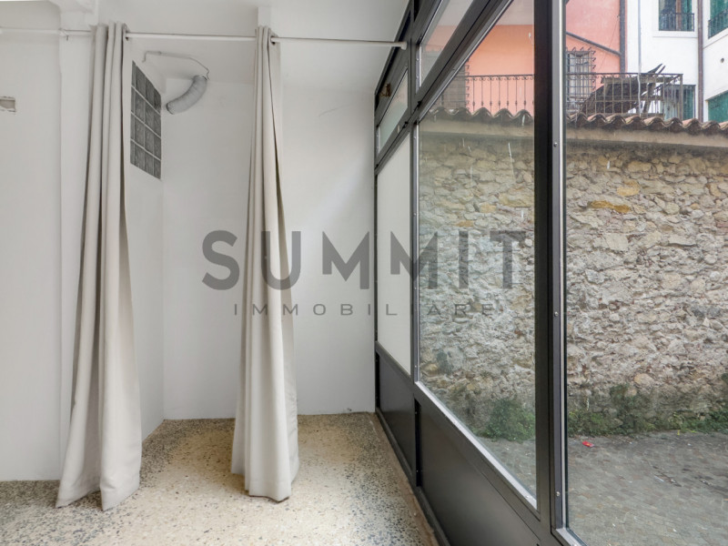 SCHIO - CENTRO STORICO:  Ampio e particolare NEGOZIO sviluppato in lunghezza. Cl. En. G  EURO 1.4...