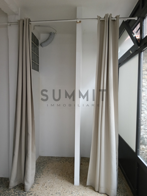 SCHIO - CENTRO STORICO:  Ampio e particolare NEGOZIO sviluppato in lunghezza. Cl. En. G  EURO 1.4...