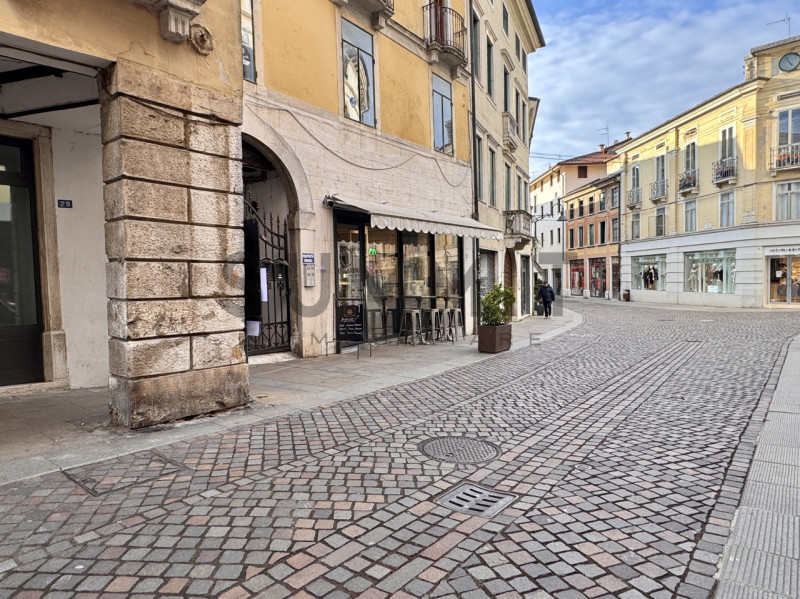 SCHIO - CENTRO STORICO:  Ampio e particolare NEGOZIO sviluppato in lunghezza. Cl. En. G  EURO 1.4...