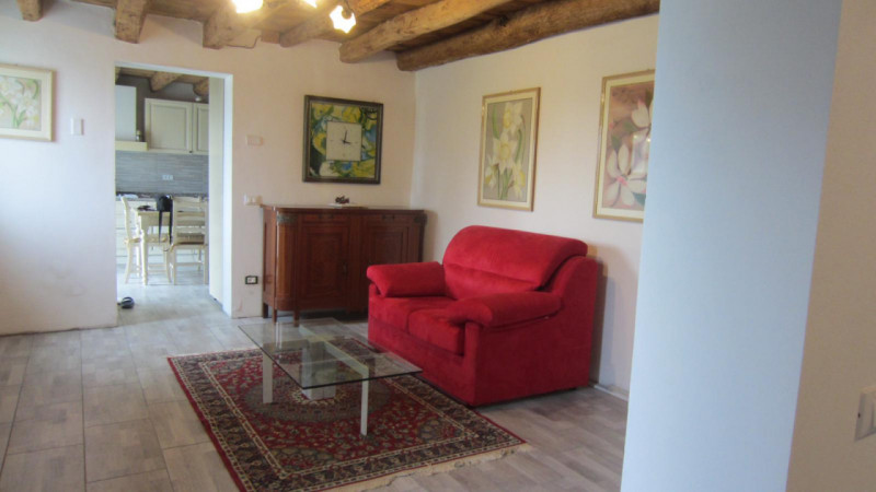 Scopri questa splendida casa singola situata nella campagna del comune di Guarda Veneta. Con una ...