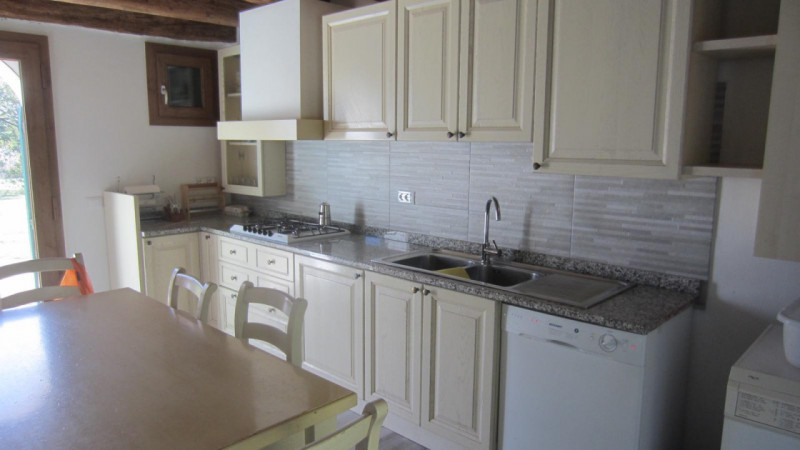 Scopri questa splendida casa singola situata nella campagna del comune di Guarda Veneta. Con una ...