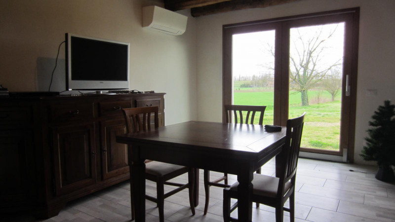 Scopri questa splendida casa singola situata nella campagna del comune di Guarda Veneta. Con una ...