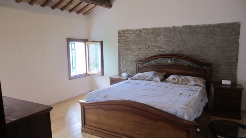 Scopri questa splendida casa singola situata nella campagna del comune di Guarda Veneta. Con una ...