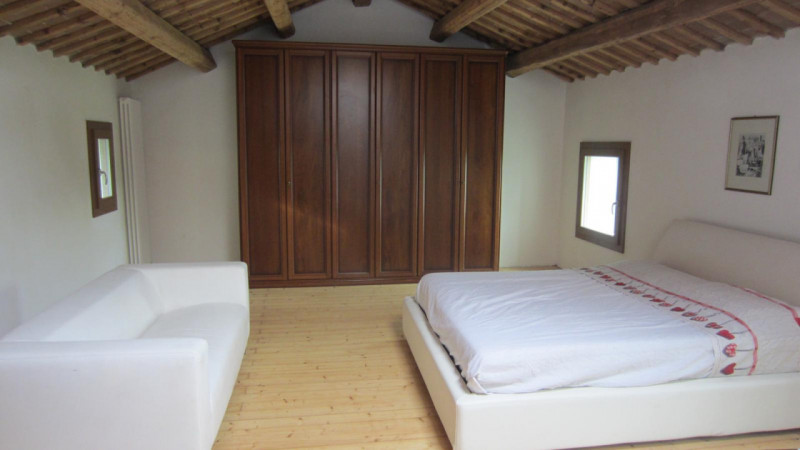 Scopri questa splendida casa singola situata nella campagna del comune di Guarda Veneta. Con una ...