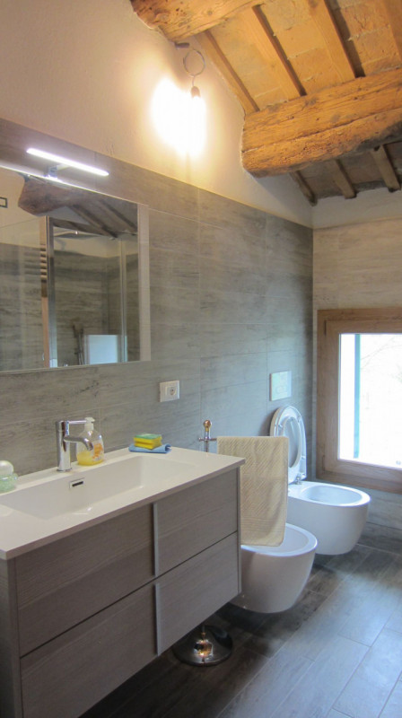 Scopri questa splendida casa singola situata nella campagna del comune di Guarda Veneta. Con una ...