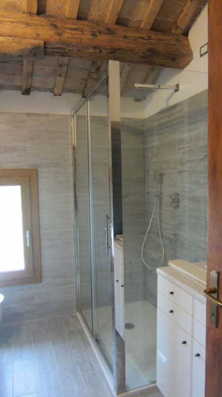 Scopri questa splendida casa singola situata nella campagna del comune di Guarda Veneta. Con una ...