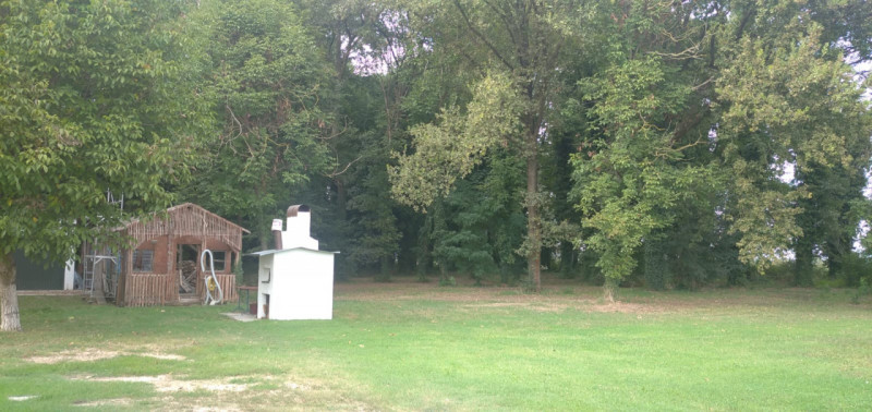 Scopri questa splendida casa singola situata nella campagna del comune di Guarda Veneta. Con una ...