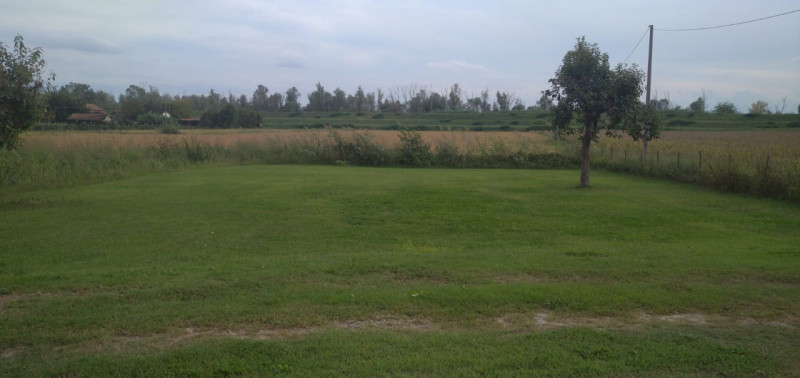 Scopri questa splendida casa singola situata nella campagna del comune di Guarda Veneta. Con una ...
