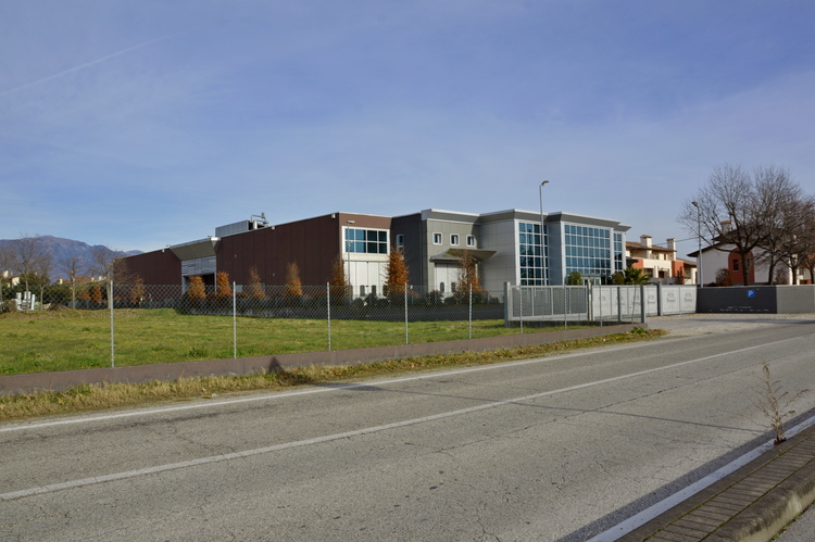 Proponiamo in vendita immobile produttivo con ampia palazzina uffici di rappresentanza che garant...