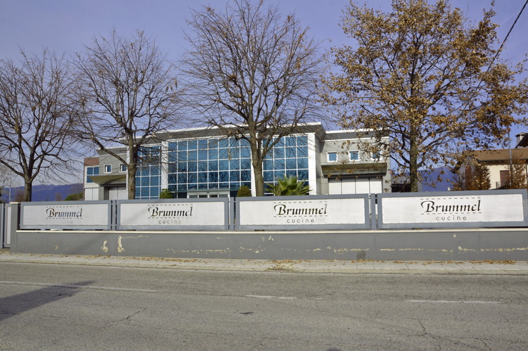 Proponiamo in vendita immobile produttivo con ampia palazzina uffici di rappresentanza che garant...