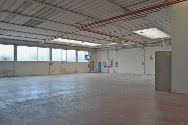 Proponiamo in vendita immobile produttivo con ampia palazzina uffici di rappresentanza che garant...