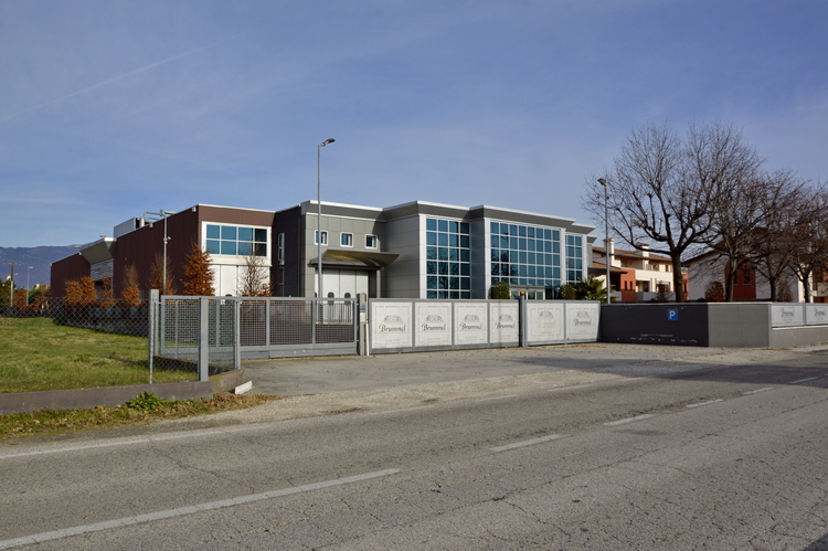 Proponiamo in vendita immobile produttivo con ampia palazzina uffici di rappresentanza che garant...