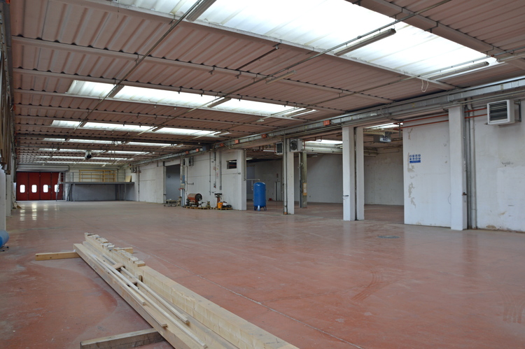 Proponiamo in vendita immobile produttivo con ampia palazzina uffici di rappresentanza che garant...