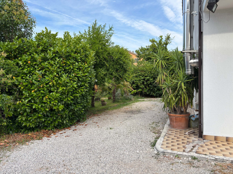 Nella rinomata città di Abano Terme proponiamo in vendita questa bellissima porzione di bifamilia...